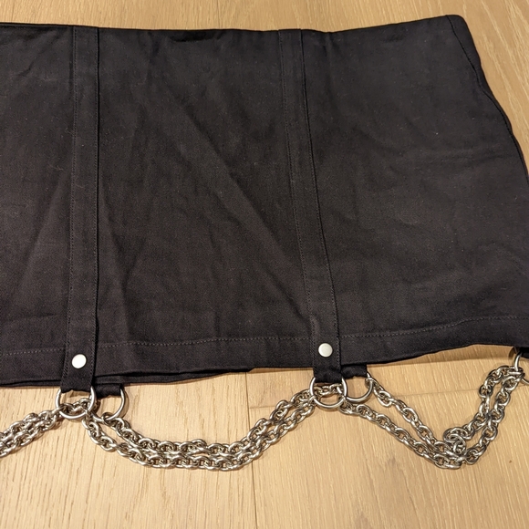 Black Chain-Accent Mini Skirt - Picture 7 of 10